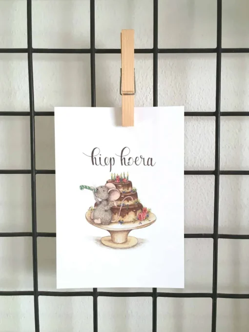 Anillustration Ansichtkaart Muis op verjaardagstaart